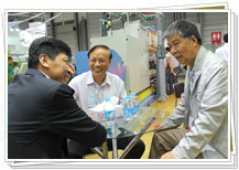 2013年上海紡機(jī)展河南紡織協(xié)會(huì)會(huì)長(zhǎng)李書(shū)勤蒞臨同和展位與崔桂生董事長(zhǎng)交談